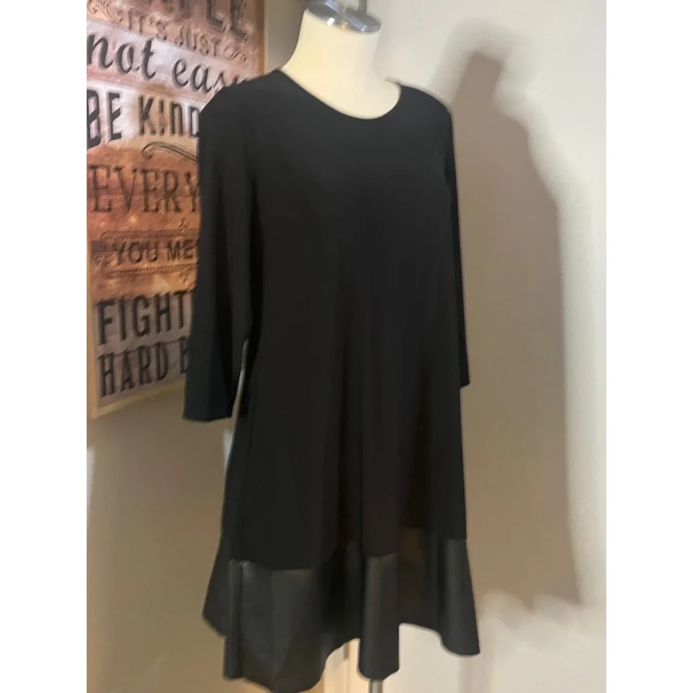 Womens black mini dress contrasting hemline 3/4 sleeve size medium like new - Picture 2 of 11